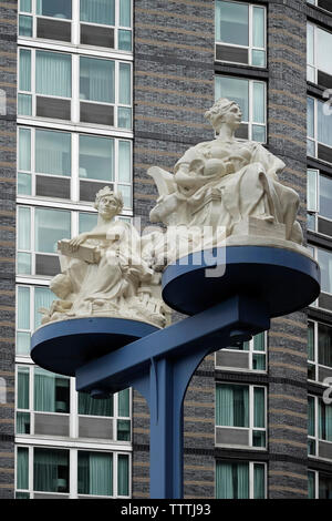 Mlle Brooklyn et Manhattan mis des statues à l'entrée du pont de Manhattan à partir du côté de Brooklyn Banque D'Images