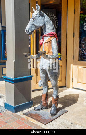 Statue de comique un cheval à l'entrée de la Wild Horse Saloon restaurant bar et salle de concert sur la 2e Avenue, Nashville Tennessee USA. Banque D'Images