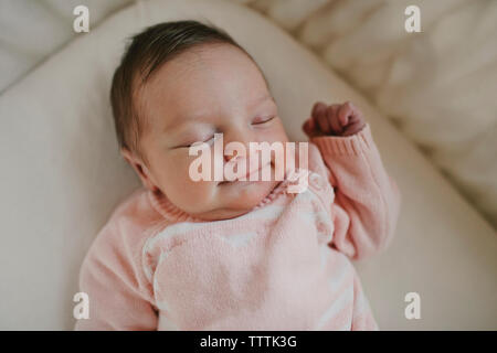 Vue aérienne de cute baby girl wearing sweater sleeping in crib Banque D'Images