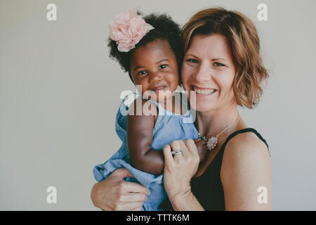 Portrait of happy mother and daughter at home Banque D'Images