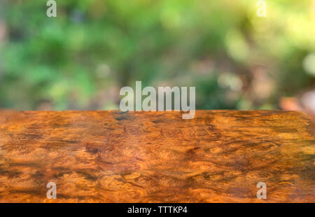 Du vrai bois texture rayée en bois exotique, beau motif sur fond flou Banque D'Images