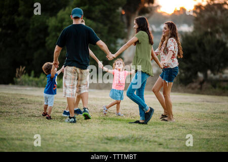 Anneau de jeu de famille-autour-le-rosy at park Banque D'Images