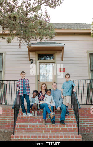 Portrait de famille heureuse à l'entrée du bâtiment Banque D'Images