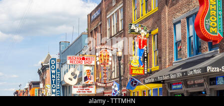 Enseignes au néon sur les magasins de détail restaurants bars et salles de spectacle sur Broadway Nashville Tennessee USA. Banque D'Images