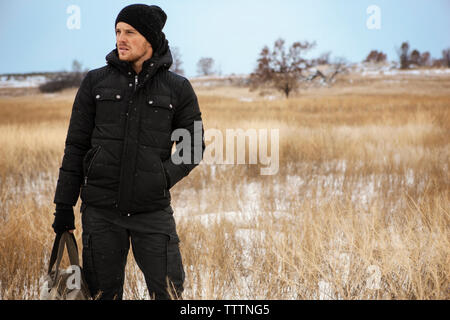 L'homme à l'écart en se tenant sur le terrain Banque D'Images
