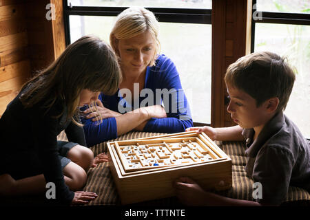 Jeu de famille jeu de labyrinthe dans la chambre Banque D'Images
