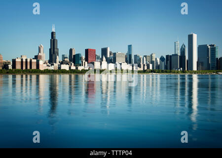 Paysage urbain par le lac Michigan contre ciel clair Banque D'Images