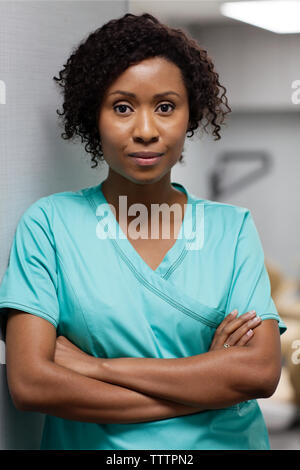 Portrait of female doctor leaning on wall à l'hôpital Banque D'Images