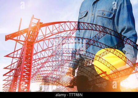 Double image d'un ingénieur avec un casque avec une toiture d'acier contexte structure Banque D'Images