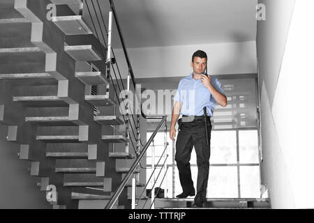 L'homme de la sécurité dans les escaliers à pied Banque D'Images