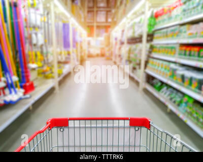 Allée de supermarché avec rouge Panier vide Banque D'Images