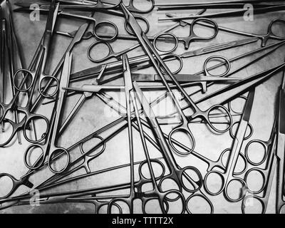 Les instruments chirurgicaux noir et blanc close-up Banque D'Images