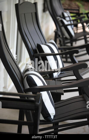 Chaises à bascule noir sous le porche de la maison Charters-Smith néoclassique de 1909 sur l'historique rue verte de Gainesville, en Géorgie. (USA) Banque D'Images