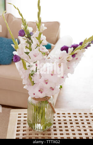 Belles fleurs dans vase en verre, gros plan Banque D'Images