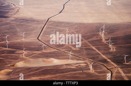 Vue aérienne de moulins à vent sur le désert d'Atacama, Chili Banque D'Images