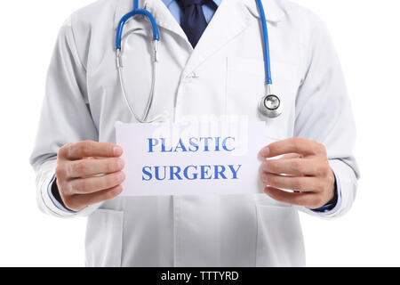 Male doctor holding papier avec la chirurgie plastique texte sur fond blanc, gros plan Banque D'Images