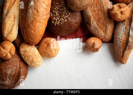 Variété de pains sur un tableau blanc Banque D'Images