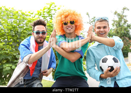 Soccer fans émotionnelle avec France drapeau et ballon, à l'extérieur Banque D'Images