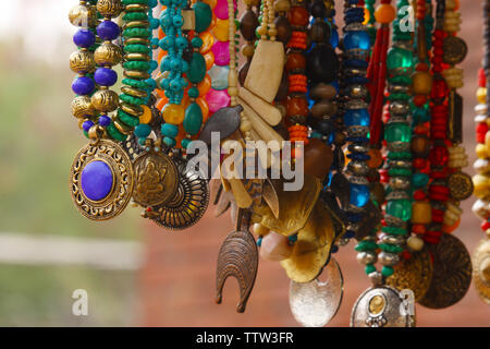 Collier et boucles d'at a market stall, Dilli Haat, New Delhi, Inde Banque D'Images