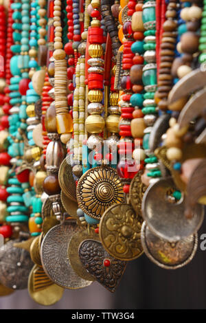 Collier et boucles d'at a market stall, Dilli Haat, New Delhi, Inde Banque D'Images