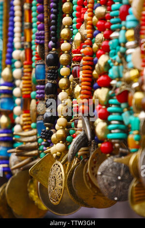 Collier et boucles d'at a market stall, Dilli Haat, New Delhi, Inde Banque D'Images