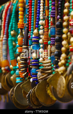 Collier et boucles d'at a market stall, Dilli Haat, New Delhi, Inde Banque D'Images