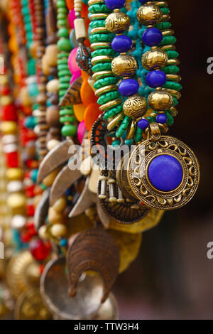 Collier et boucles d'at a market stall, Dilli Haat, New Delhi, Inde Banque D'Images