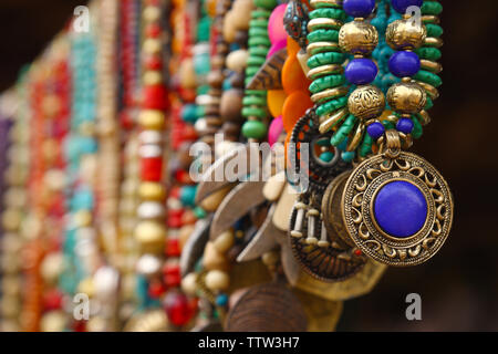 Collier et boucles d'at a market stall, Dilli Haat, New Delhi, Inde Banque D'Images