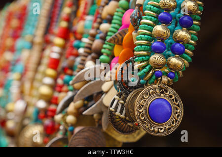 Collier et boucles d'at a market stall, Dilli Haat, New Delhi, Inde Banque D'Images