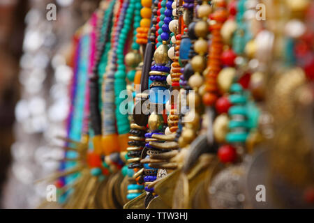 Collier et boucles d'at a market stall, Dilli Haat, New Delhi, Inde Banque D'Images