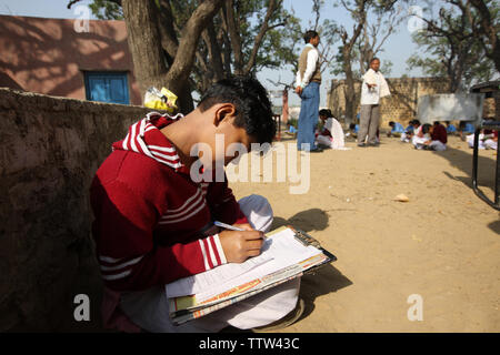 Lycéenne en tenant à l'examen une école Banque D'Images