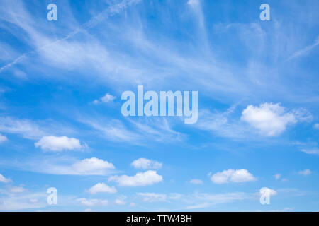 Grand bleu ciel ensoleillé avec des nuages blancs. Ciel bleu avec des gros plan de nuages. Les nuages blancs moelleux dans le ciel bleu. Banque D'Images