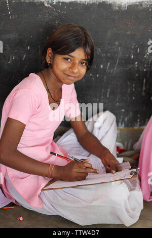 Girl taking examen à une école Banque D'Images