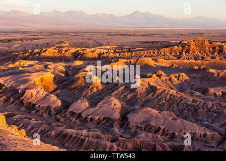 Valle de la Luna (vallée de la Lune) au coucher du soleil, San Pedro de Atacama, région d'Antofagasta, Chili Banque D'Images