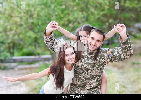 Soldat de l'armée américaine avec la famille dans la région de park Banque D'Images