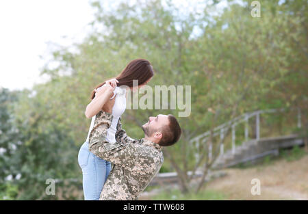 Heureux soldat de l'armée américaine avec son épouse dans le parc Banque D'Images