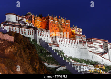 Palais du Potala dans la nuit. Un drapeau chinois brandit au-dessus du palais. Avant accueil du dalaï-lama. Palais du Potala est un Unesco world heritage site.