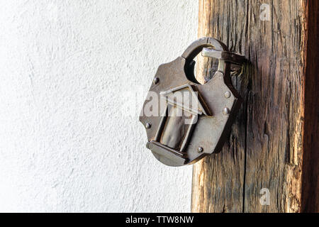 Cadenas anciens intéressant sur une porte médiévale en bois. Vintage cadenas. Banque D'Images