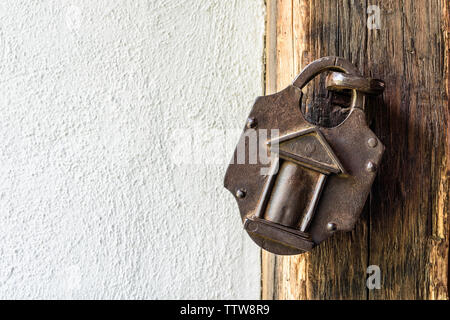 Cadenas anciens intéressant sur une porte médiévale en bois. Vintage cadenas. Banque D'Images