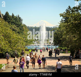 L'obtention du diplôme la foule près de Drumheller Fontaine, campus, Université de Washington, Seattle Banque D'Images