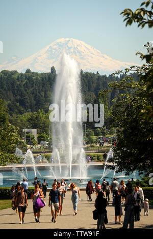 L'obtention du diplôme la foule près de Drumheller Fontaine, campus, Université de Washington, Seattle Banque D'Images