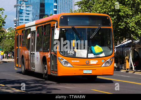 SANTIAGO, CHILI - Octobre 2014 : un bus Transantiago avec certains des plus hauts immeubles de la ville à l'arrière-plan Banque D'Images