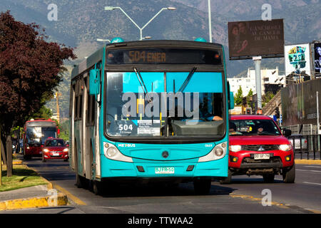 SANTIAGO, CHILI - Octobre 2014 : un bus Transantiago près de son prochain arrêt Banque D'Images