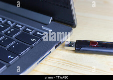 Mémoire flash avec ordinateur portable pour conncet au port USB pour ordinateur portable plug-in et de transfert backup business Banque D'Images