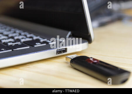 Mémoire flash avec ordinateur portable pour conncet au port USB pour ordinateur portable plug-in et de transfert backup business Banque D'Images