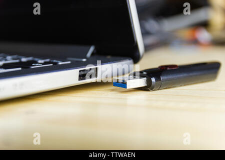 Mémoire flash avec ordinateur portable pour conncet au port USB pour ordinateur portable plug-in et de transfert backup business Banque D'Images