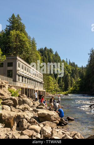 Les touristes à l'extérieur de l'usine hydroélectrique de Snoqualmie Falls numéro 2 , Washington, USA Banque D'Images