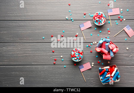 Assortiment de bonbons avec USA Les drapeaux sur fond de bois foncé Banque D'Images