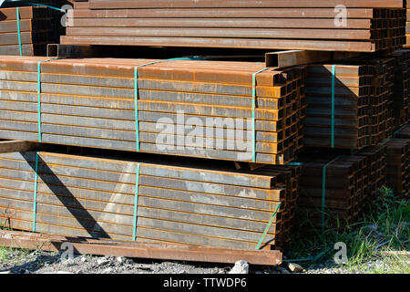 Tuyau métallique rectangulaire rouillée dans les emballages sont stockés dans l'entrepôt de produits métalliques, Close up. Matériaux en acier, les matériaux de construction. Banque D'Images