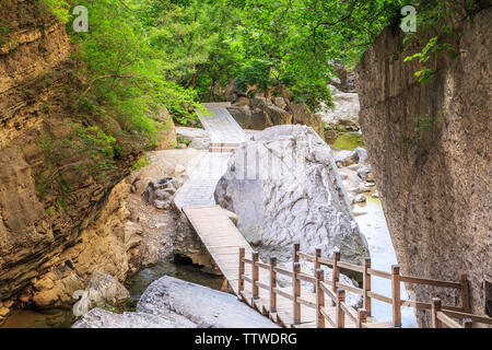 Ruisseau de montagne trestle road Banque D'Images